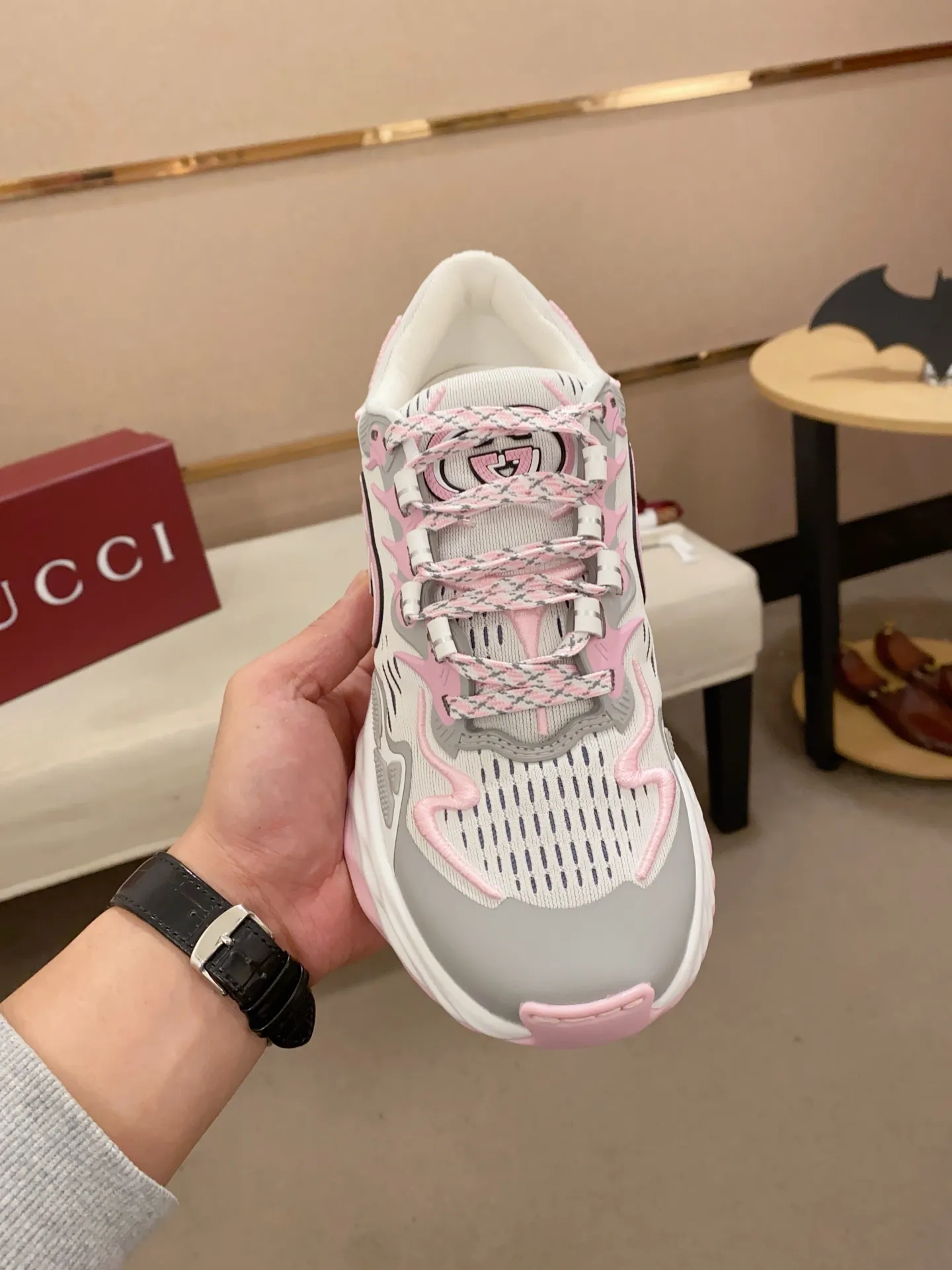 Men's shoes💰: 840💰High version of Gucci series couple's thick-soled sneakers! Gucci Gucci wave shoes Gucci's new designer has brought a new design, with a more comfortable foot feel and a new wave design. GUCCI's new Ripple wave shoes have an upper made of soft nappa leather and mesh. The foamed TPU midsole provides excellent comfort and feels like falling into the clouds. This new sports shoe adopts a thick-soled design, with a stitched leather upper and mesh, showing a full sense of technology. The two major brand logo details, the 3D-effect interlocking Double G leather patch and the Gucci letter metal hardware, inject a dazzling texture into the overall design. These shoes are crafted from silver metallic leather. Silver metallic leather, leather piping mesh details, Gucci lettering metal hardware, interlocking double G patch, lightweight rubber sole, top stitching and comes with a pair of shoelaces. Size: Women's 35-40 (can be customized to 34.41).        Male 39-44 (38.45 can be customized).
